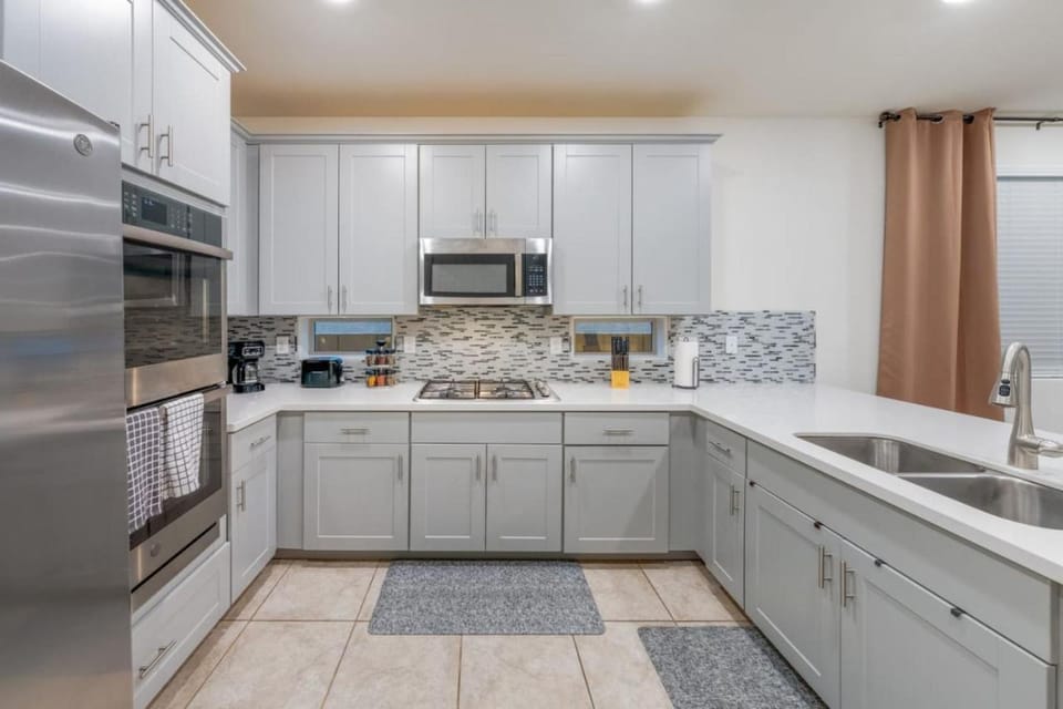Coffee/tea facilities, Kitchen or kitchenette, dishwasher, microwave, minibar, oven, pet friendly, stove, toaster