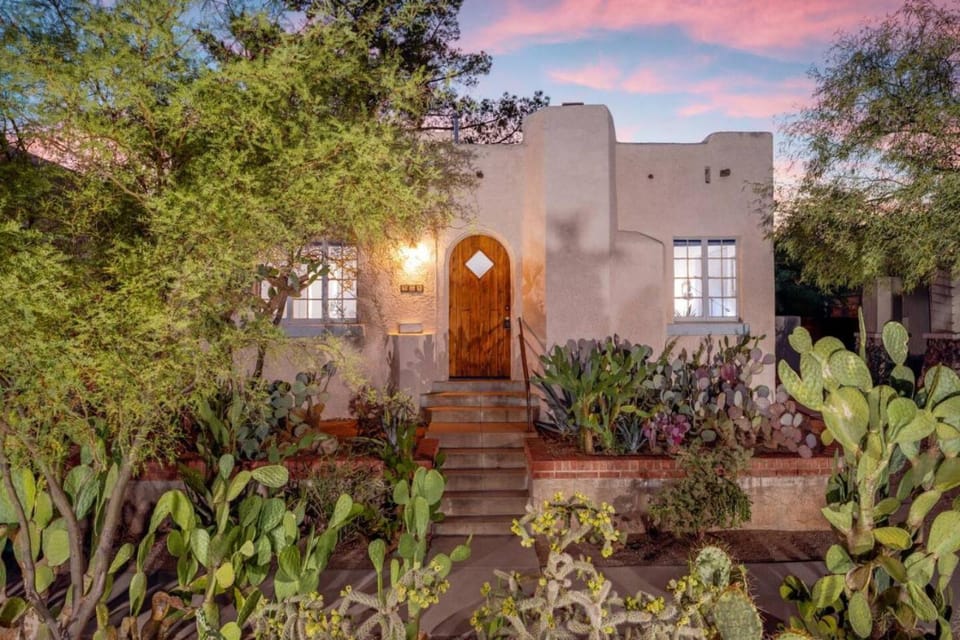 Desert Bloom, Blocks from U of A, 1 BR 1 BA House in Tucson