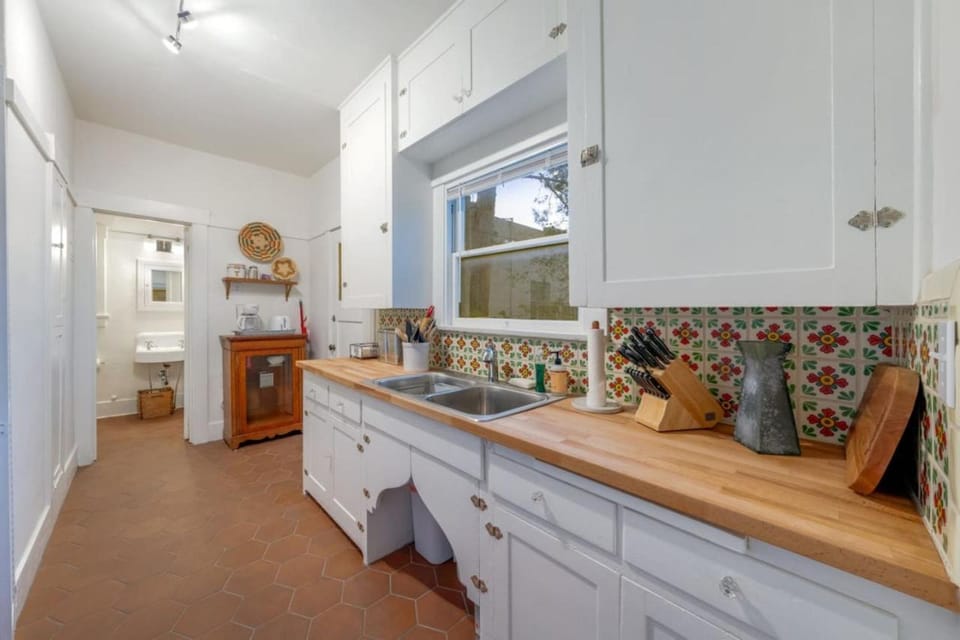 Desert Bloom, Blocks from U of A, 1 BR 1 BA House in Tucson