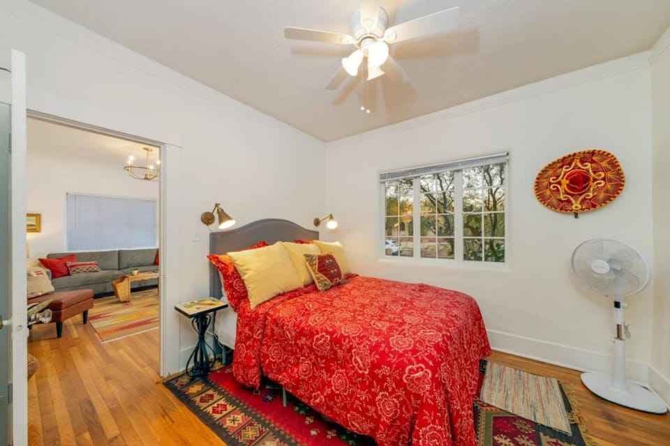 Desert Bloom, Blocks from U of A, 1 BR 1 BA House in Tucson