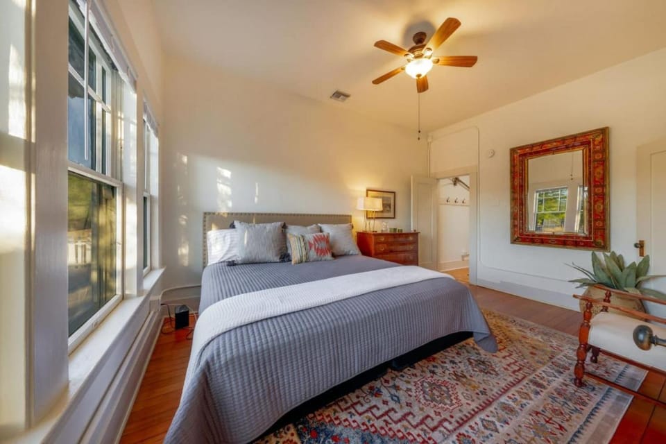Charmer, 3 Blocks from U of A, 1 BR 1 BA, Sleep 3 House in Tucson
