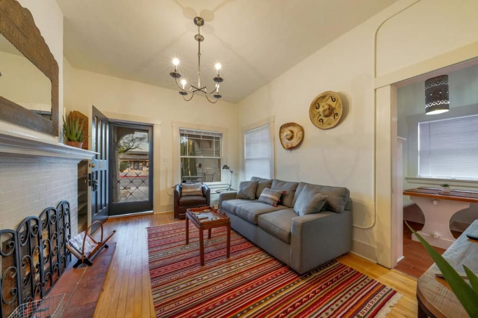 Charmer, 3 Blocks from U of A, 1 BR 1 BA, Sleep 3 House in Tucson
