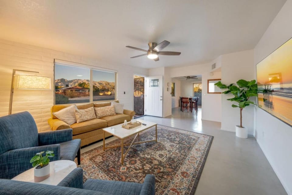 Cozy and Bright, 2 BR 1 BA, Central, Spotless Apartment in Catalina Foothills
