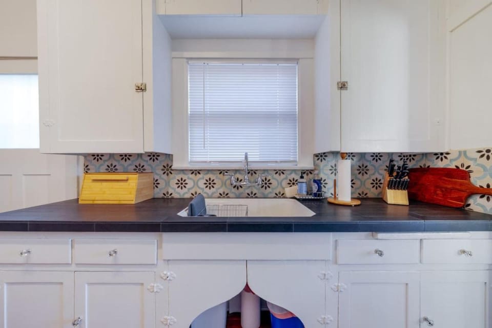 Charm, Near 4th Ave, Walk to U of A, 1 BR 1 BA House in Tucson