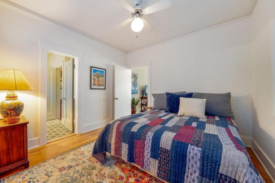 Charm, Near 4th Ave, Walk to U of A, 1 BR 1 BA House in Tucson