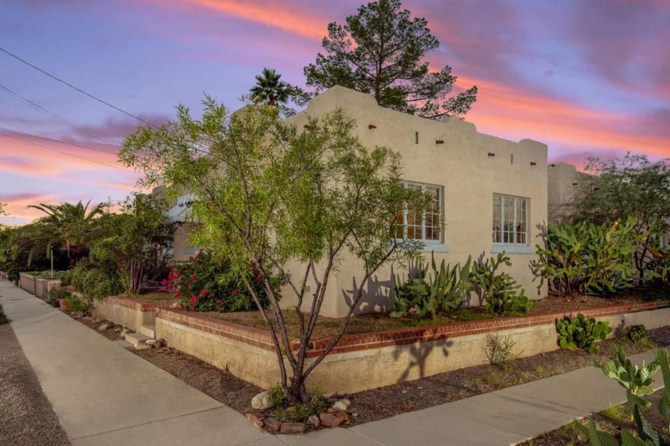 3 Blocks from U of A and 4th Ave, Cozy, 1 BR 1 BA House in Tucson