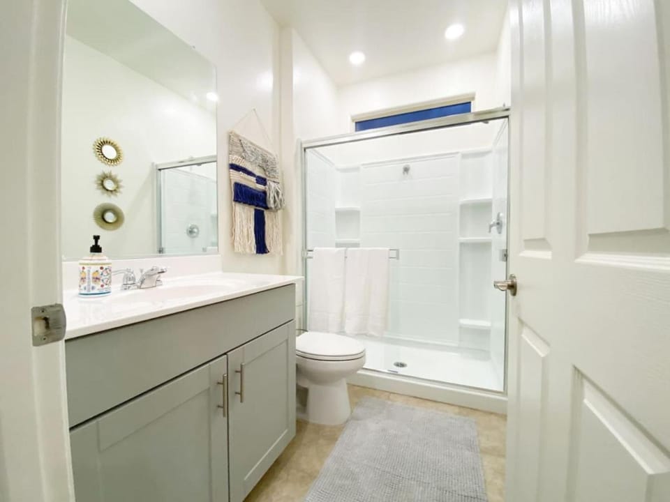 Shower, Toilet, Bathroom, Bath, towels
