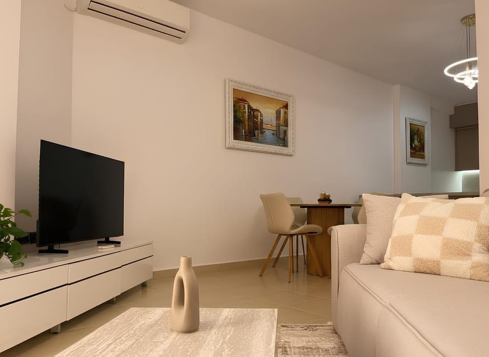 TV and multimedia, Seating area, Evening entertainment, air conditioner