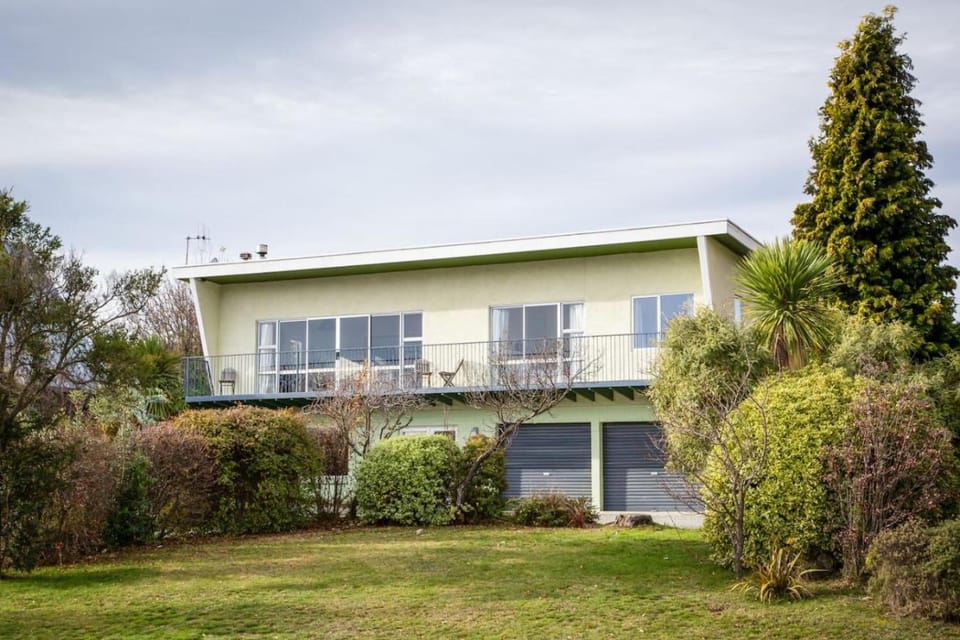 Kiwi Bach with Amazing Views House in Wanaka