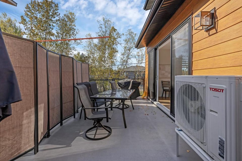 Le Memph Renarde spacious confortable 3 bedroom 2 floor condo salt water pool hot tub Memphremagog Lake House in Magog