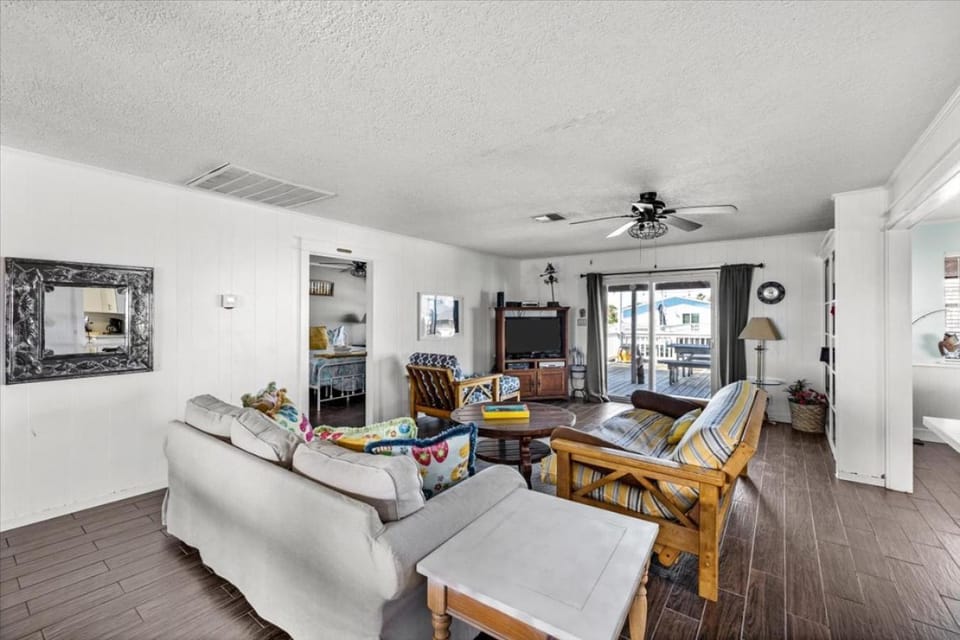 Waterfront Canal Home - Outdoor Bar Boat Slip House in Galveston Island