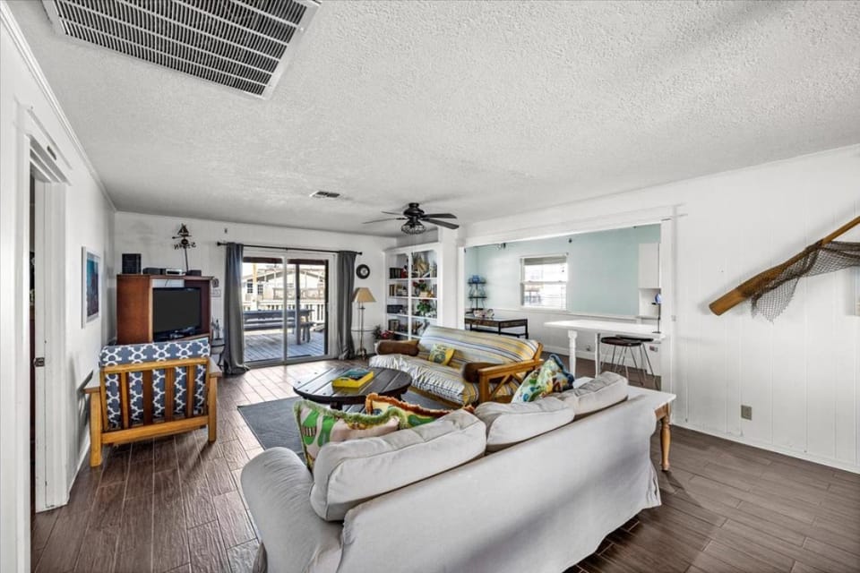 Waterfront Canal Home - Outdoor Bar Boat Slip House in Galveston Island