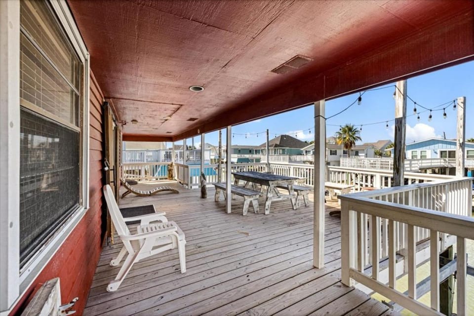 Waterfront Canal Home - Outdoor Bar Boat Slip House in Galveston Island
