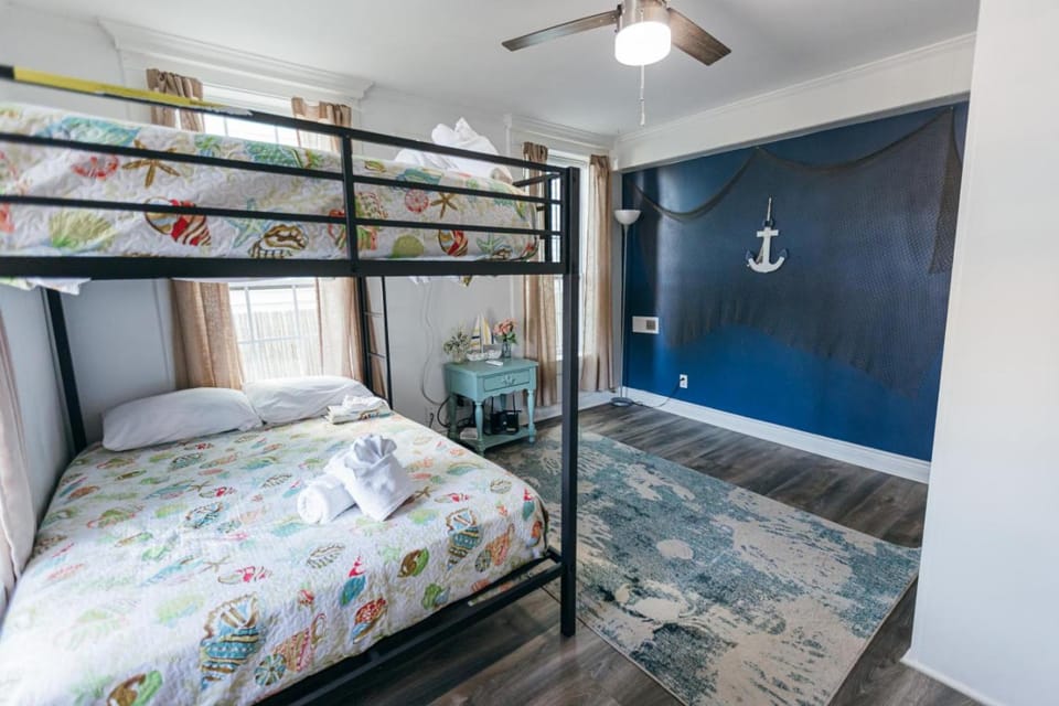 Downtown Delight Close to Strand and Cruise Terminals House in Texas City