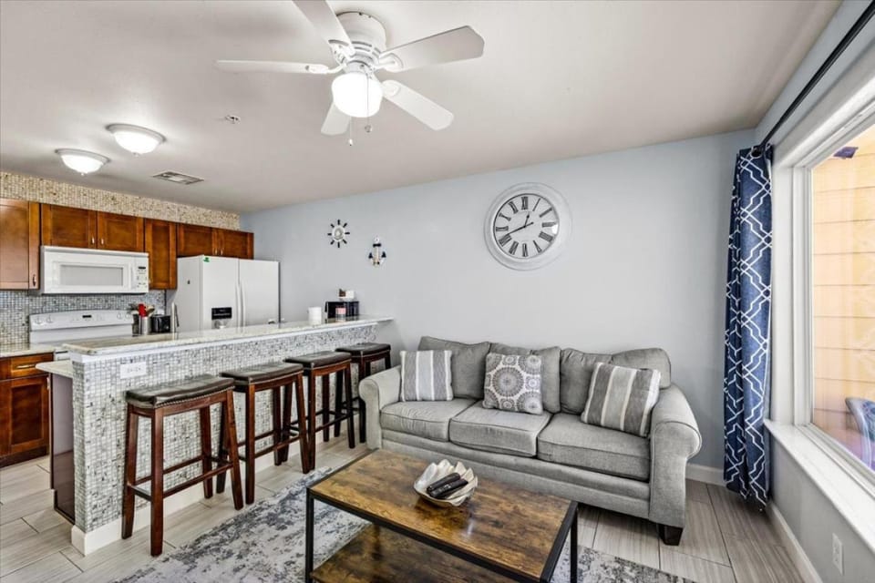 Seashell Retreat - Beachfront Condo with Pools and Cabanas Apartment in Galveston Island