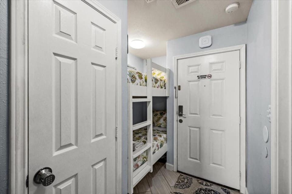 Seashell Retreat - Beachfront Condo with Pools and Cabanas Apartment in Galveston Island