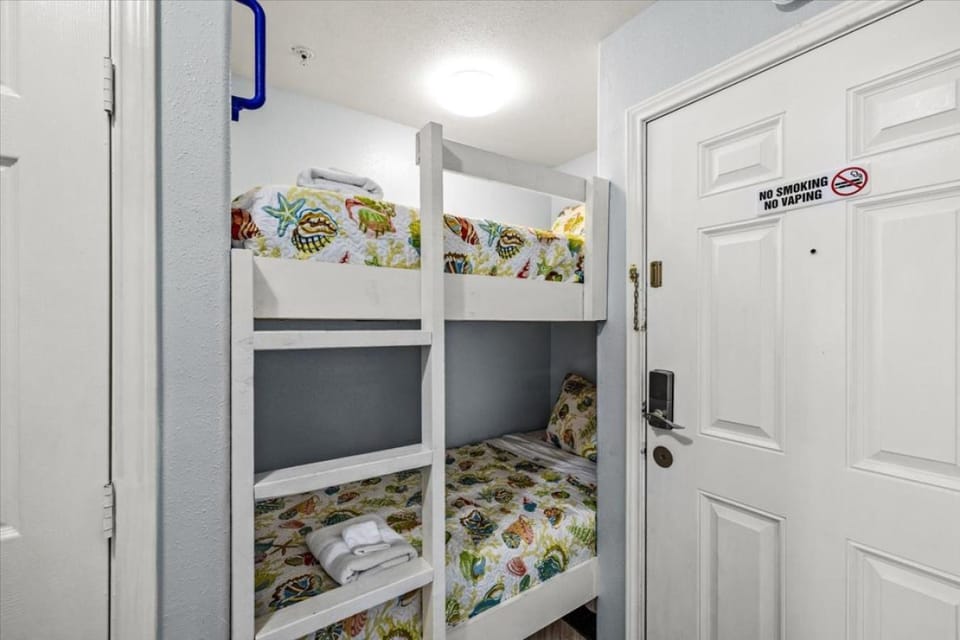 Seashell Retreat - Beachfront Condo with Pools and Cabanas Apartment in Galveston Island