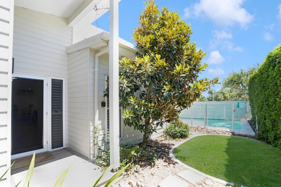 Property building, Garden, Pool view, Swimming pool