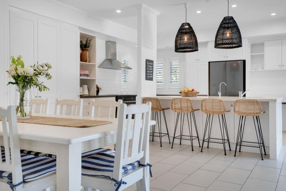 Kitchen or kitchenette, Seating area, Dining area
