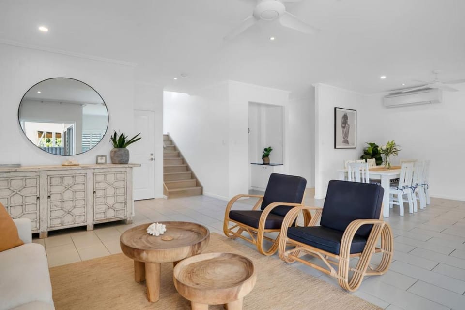 Living room, Seating area, air conditioner