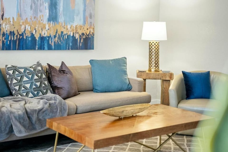 Modern & Spacious Retreat Steps from AT&T Stadium Apartment in Arlington