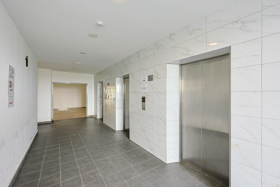 People, elevator