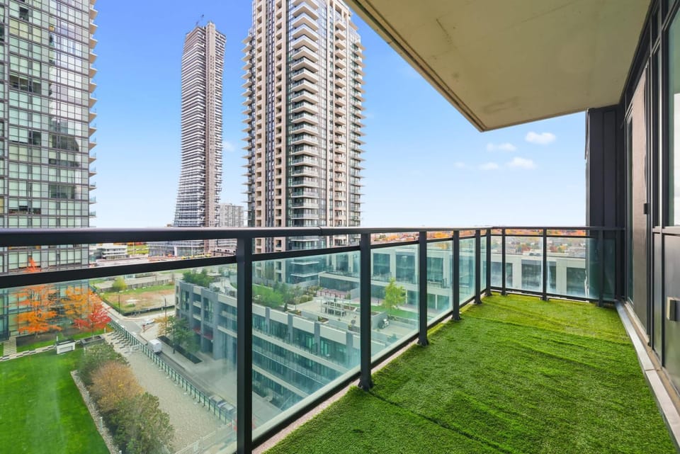 Stylish Downtown - Condo Sleeps 8 - YYZ Airport House in Mississauga