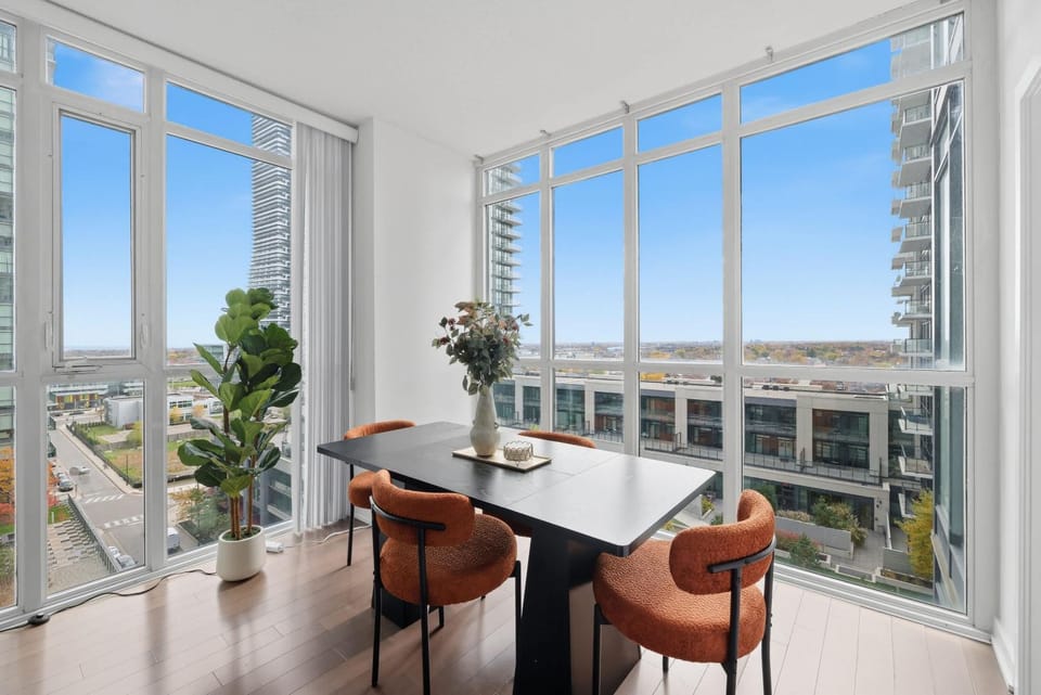 Stylish Downtown - Condo Sleeps 8 - YYZ Airport House in Mississauga