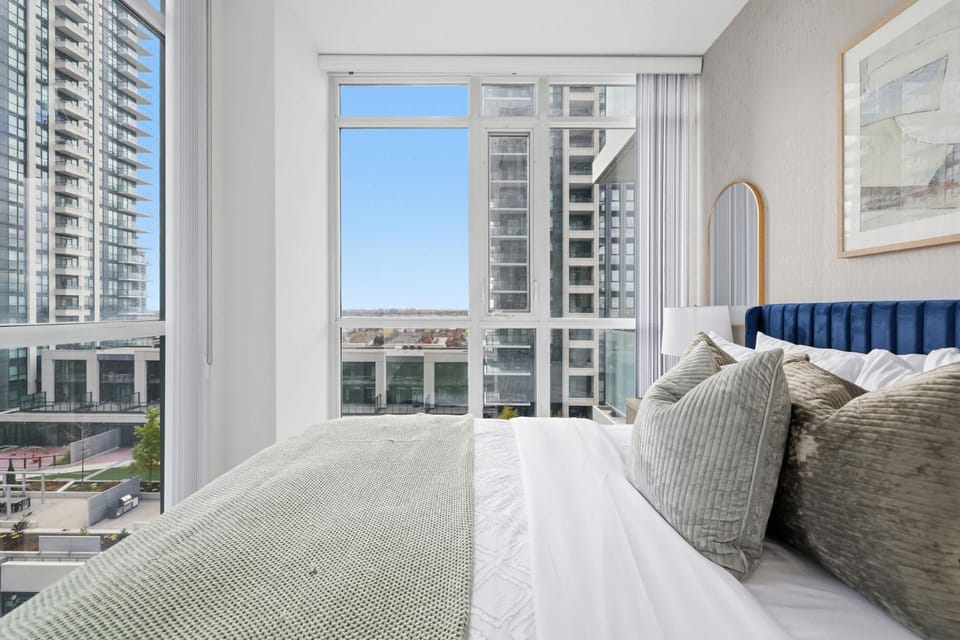 Stylish Downtown - Condo Sleeps 8 - YYZ Airport House in Mississauga