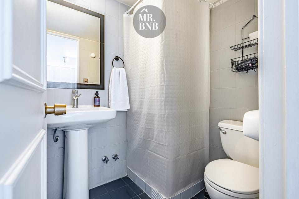 Shower, Toilet, towels