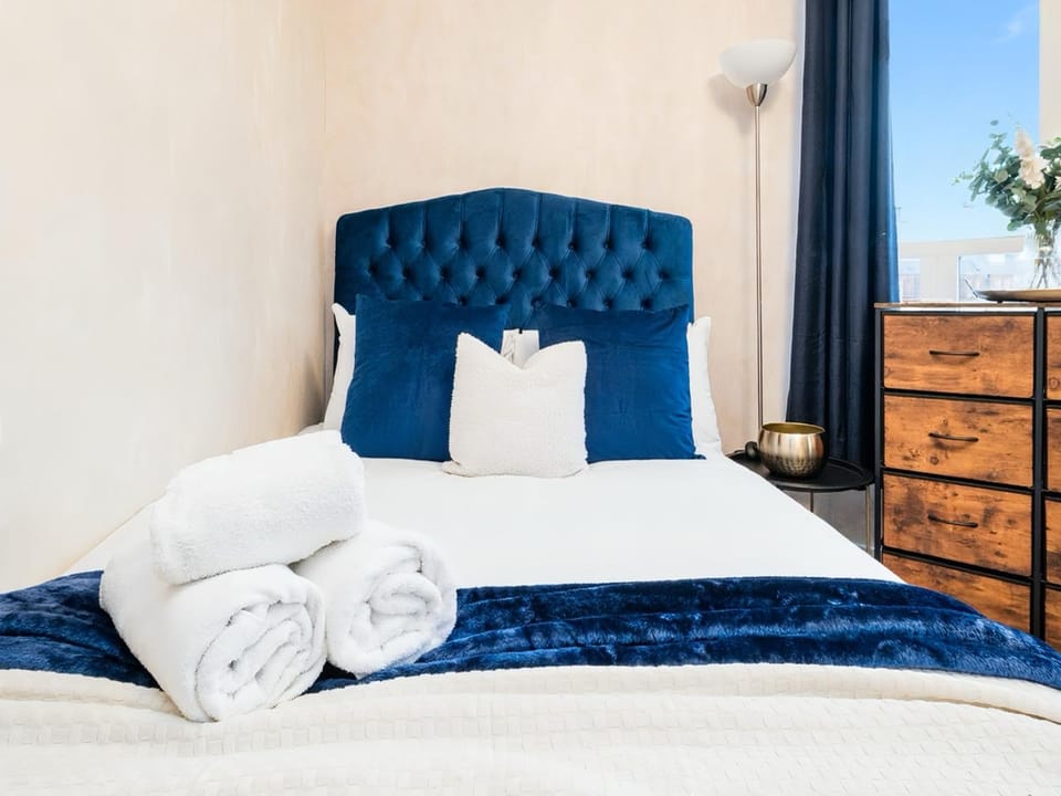 Bed, Bedroom, towels
