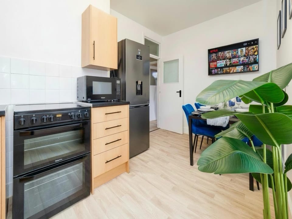 TV and multimedia, Kitchen or kitchenette, Dining area, internet, oven, stove, stove, toaster, kitchen, kitchen