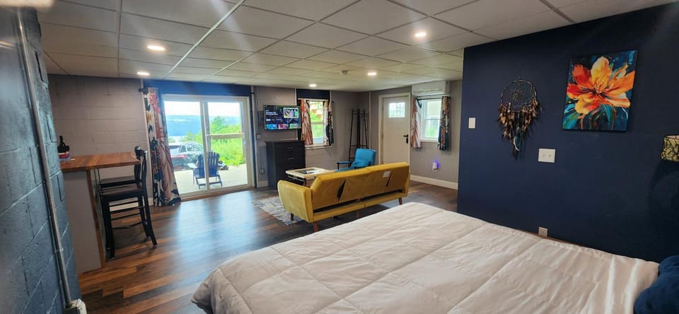 Bed, TV and multimedia, Living room, Seating area, Bedroom