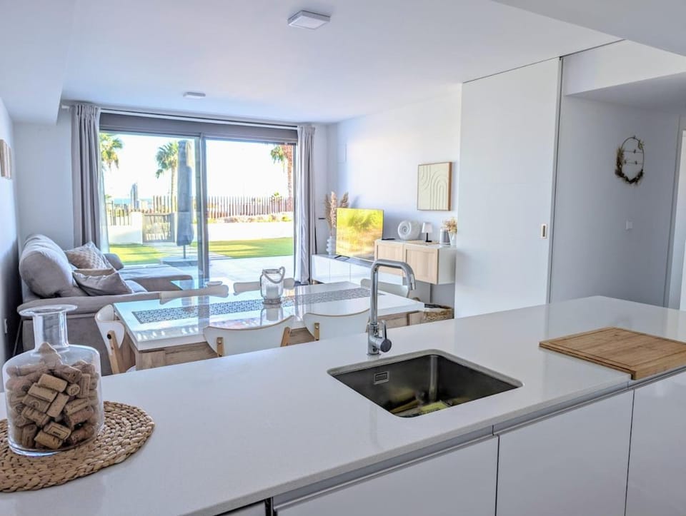 Apartamento frente a la piscina, gran jardín y vistas al mar Apartment in Marina Baixa