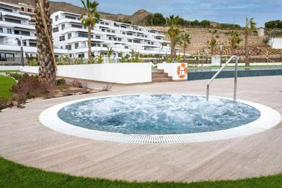 Apartamento frente a la piscina, gran jardín y vistas al mar Apartment in Marina Baixa