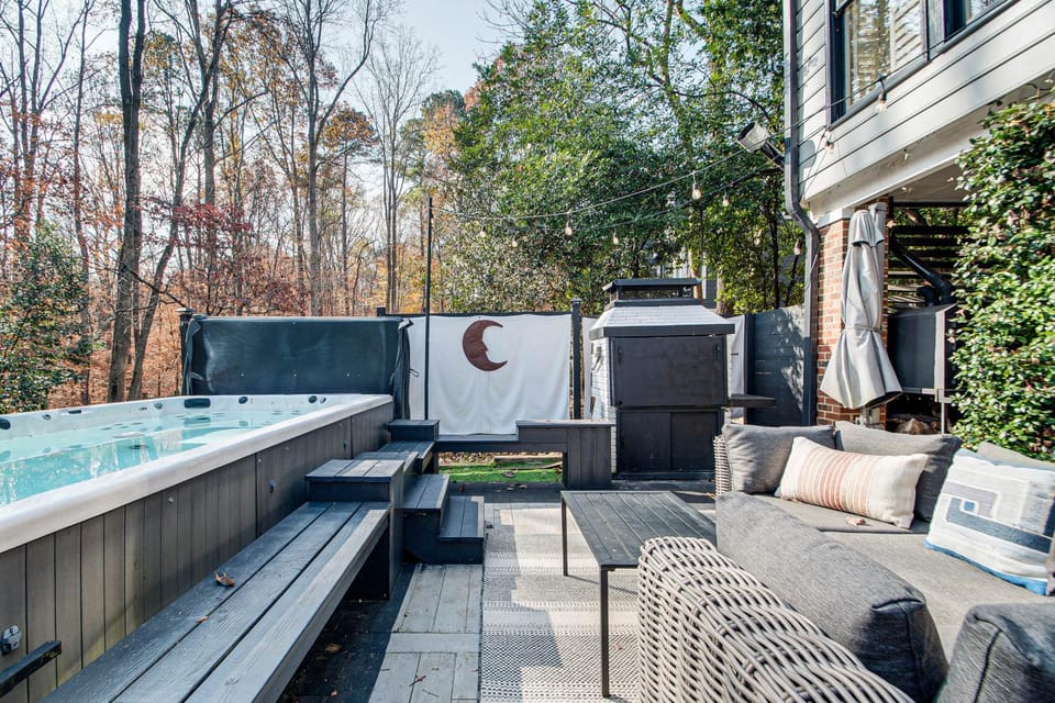 4,100-Sq-Ft Gem w/ Pool Table & Yard in Raleigh House in Raleigh