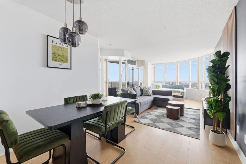 Stylish 2br High-Rise - Sleeps 7 - YYZ Apartment in Mississauga