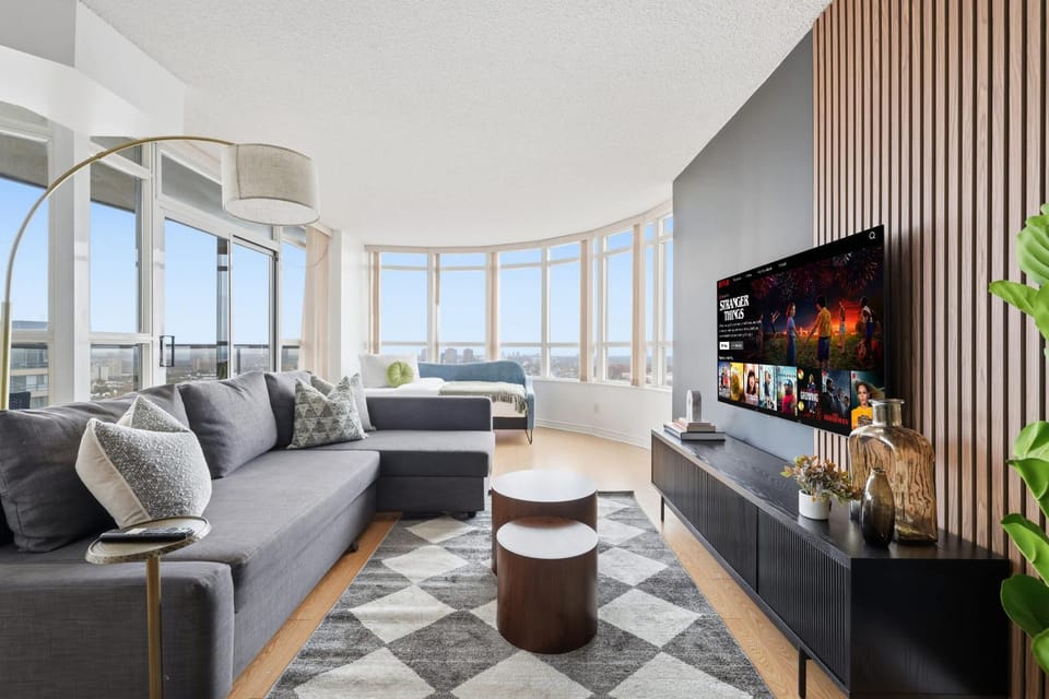 Stylish 2br High-Rise - Sleeps 7 - YYZ Apartment in Mississauga
