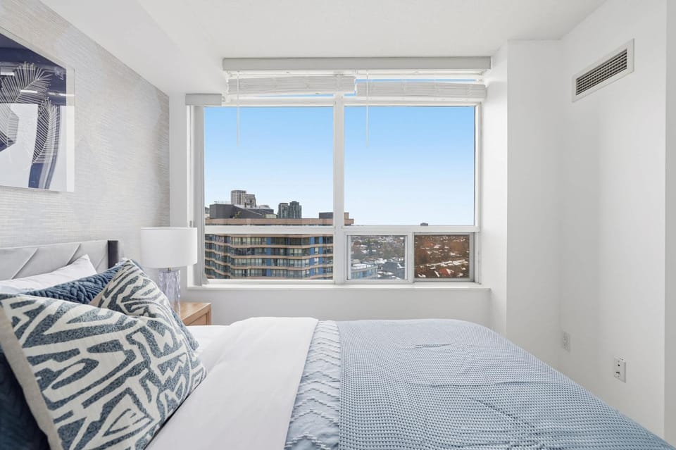 Stylish 2br High-Rise - Sleeps 7 - YYZ Apartment in Mississauga