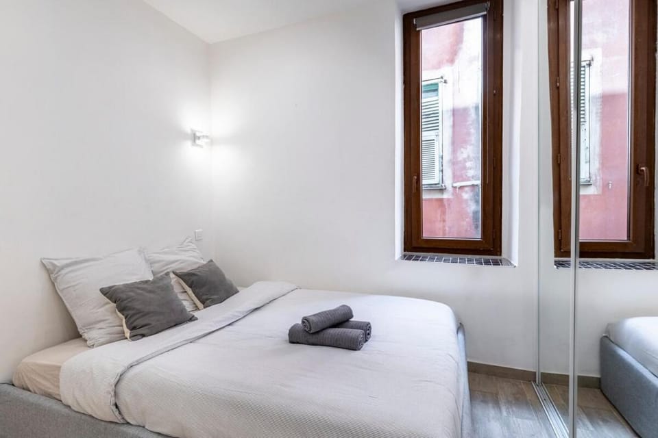 Authentic Nice Old Town, separate bedroom, AC Apartment in Nice