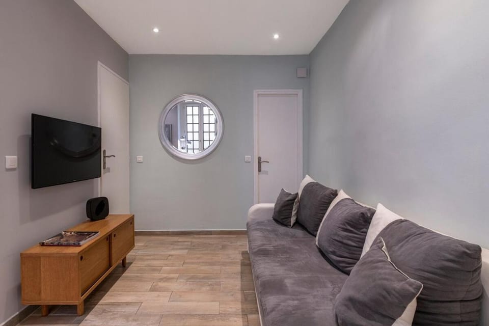 Authentic Nice Old Town, separate bedroom, AC Apartment in Nice