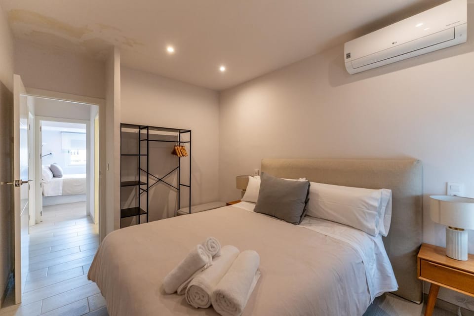 Photo of the whole room, wardrobe, air conditioner