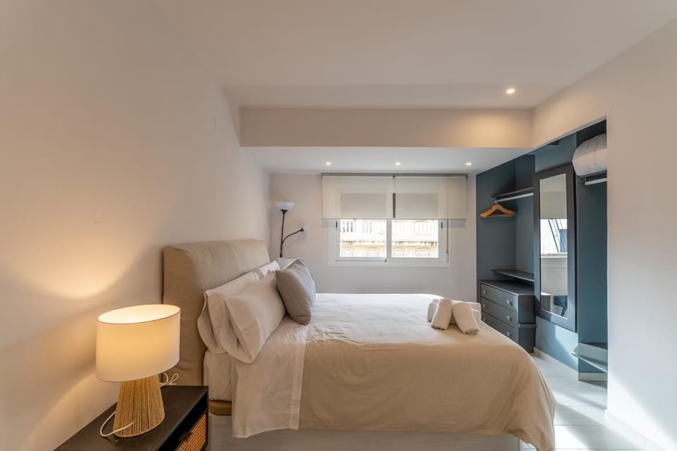 Photo of the whole room, Bedroom, towels