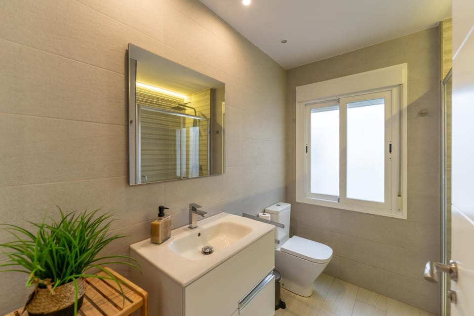 Toilet, Bathroom, towels