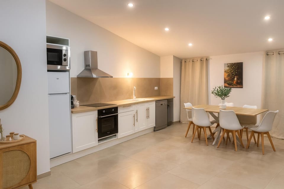 Kitchen or kitchenette, Dining area, dishwasher, oven, stove