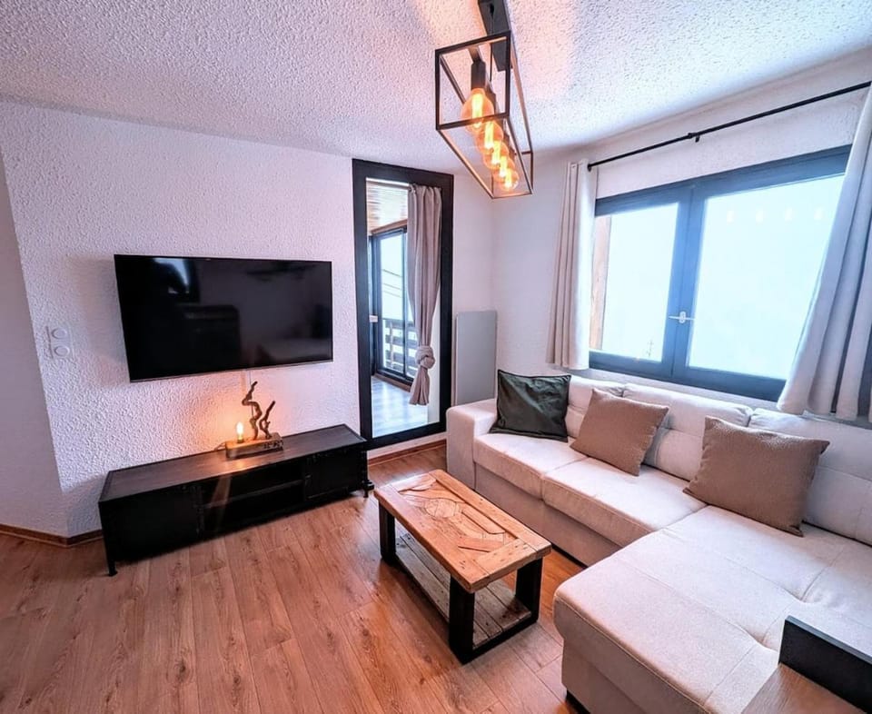 Dell Sierra, view, wifi, ski room, foot slopes Apartment in Isola