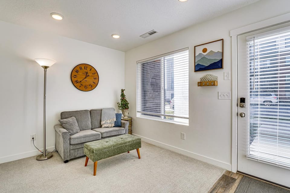 7 Mi to Park City Mtn! Multi-Level Unit w/ Balcony House in Snyderville