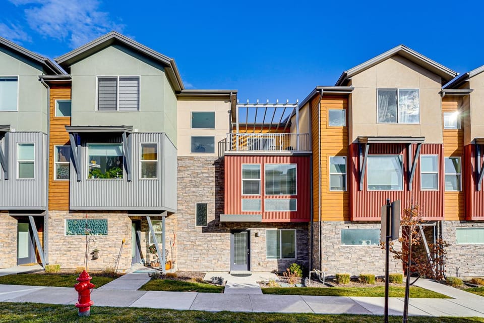 7 Mi to Park City Mtn! Multi-Level Unit w/ Balcony House in Snyderville