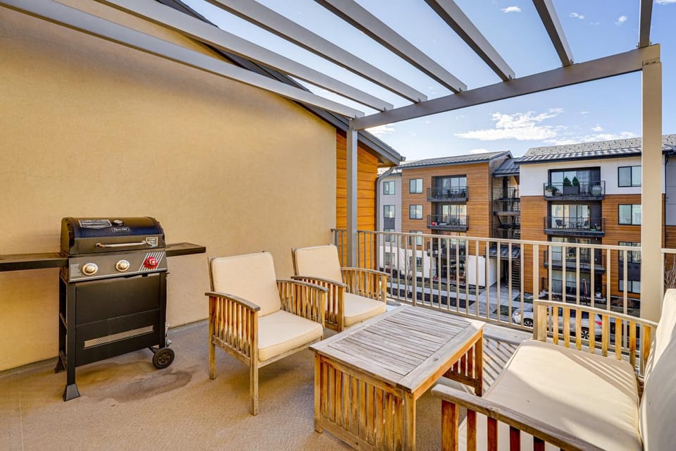 7 Mi to Park City Mtn! Multi-Level Unit w/ Balcony House in Snyderville