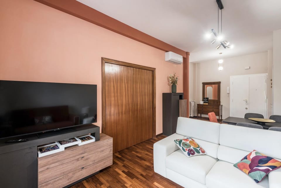 Communal lounge/ TV room, TV and multimedia, Living room, Seating area, air conditioner